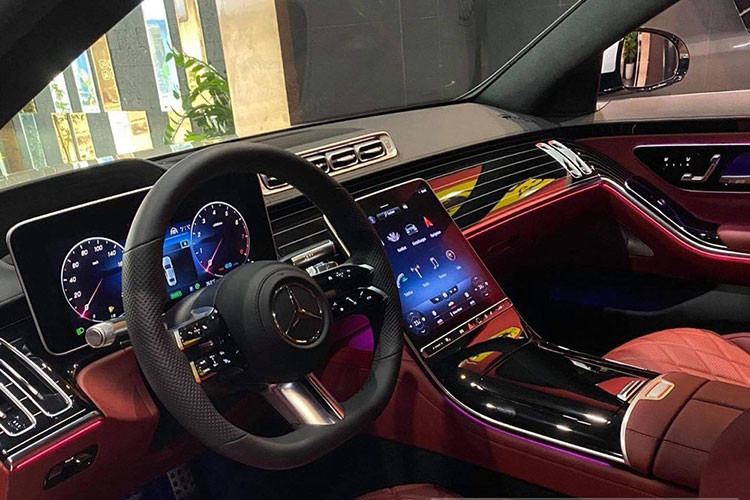 Xe có đến 5 loại màn hình khác nhau, đầu tiên là màn hình 12,3 inch trong bảng đồng hồ kỹ thuật số có hiệu ứng không gian 3 chiều tùy chọn, ngoài ra là màn hình LCD cảm ứng của hệ thống thông tin giải trí với kích thước 11,9 inch. Tiếp đến là màn hình OLED 12,8 inch nhưng là trang bị tùy chọn.