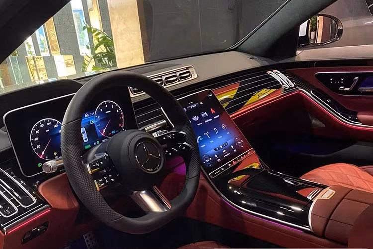 Xe có đến 5 loại màn hình khác nhau, đầu tiên là màn hình 12,3 inch trong bảng đồng hồ kỹ thuật số có hiệu ứng không gian 3 chiều tùy chọn, ngoài ra là màn hình LCD cảm ứng của hệ thống thông tin giải trí với kích thước 11,9 inch. Tiếp đến là màn hình OLED 12,8 inch nhưng là trang bị tùy chọn.