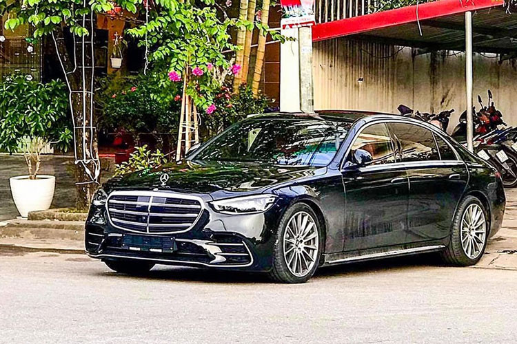Ngoài màu sơn đen bóng, chiếc xe sang Mercedes-Benz S500 2021 ở Hải Phòng còn có nhiều chi tiết được mạ crôm bóng loáng bao gồm luôn bộ la-zăng đa chấu kép của xe. Bước sang thế hệ mới, Mercedes-Benz S-Class 2021 sở hữu lưới tản nhiệt với 3 thanh ngang mạ crôm cá tính với phần viền lưới tản nhiệt được bo tròn và hạ thấp xuống gần hốc gió trước hơn so với bản cũ.