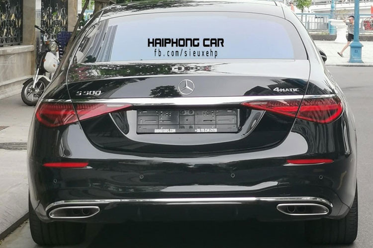 Chưa hết, các hốc gió của sedan hạng sang cỡ lớn Mercedes-Benz S500 2021 còn kéo dài sang 2 bên đầu xe với trang bị thêm thanh nẹp mạ crôm. Xe được trang bị đèn pha Multibeam LED với điểm nhấn là 84 đi-ốt phát sáng tiêu chuẩn. Ngoài đèn pha, xe còn có đèn hậu thiết kế mới. S-Class thế hệ mới sở hữu tay nắm cửa dấu vào bên trong và chỉ bung ra khi người lái mở khoá xe, thiết kế này đã xuất hiện khá nhiều trên các siêu xe.