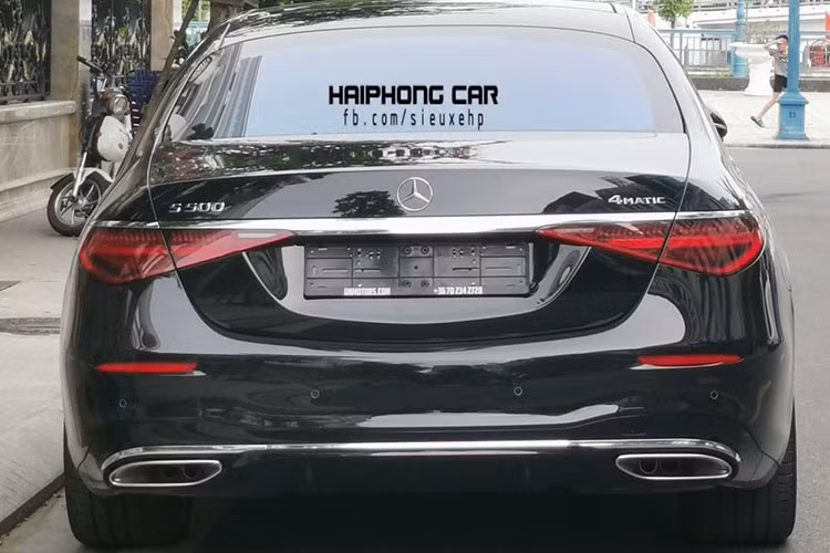 Chưa hết, các hốc gió của sedan hạng sang cỡ lớn Mercedes-Benz S500 2021 còn kéo dài sang 2 bên đầu xe với trang bị thêm thanh nẹp mạ crôm. Xe được trang bị đèn pha Multibeam LED với điểm nhấn là 84 đi-ốt phát sáng tiêu chuẩn. Ngoài đèn pha, xe còn có đèn hậu thiết kế mới. S-Class thế hệ mới sở hữu tay nắm cửa dấu vào bên trong và chỉ bung ra khi người lái mở khoá xe, thiết kế này đã xuất hiện khá nhiều trên các siêu xe.