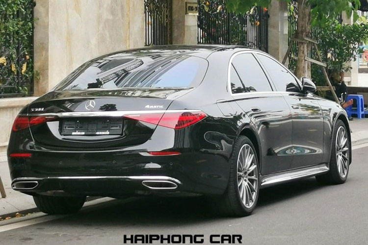 Chiếc xe sang Mercedes-Benz S500 2021 được cho là thứ 2 xuất hiện ở Việt Nam do một công ty nhập khẩu tư nhân mang về nước theo đơn đặt hàng của người yêu xe ở Hải Phòng. Hiện chưa rõ khi nào đại lý chính hãng mới phân phối dòng xe Mercedes-Benz S-Class thế hệ thứ 7 có tên mã W223.