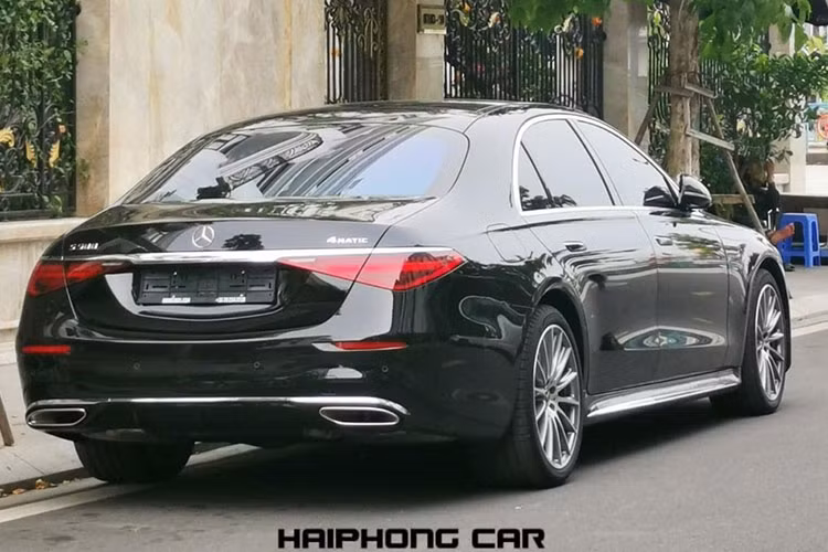 Chiếc xe sang Mercedes-Benz S500 2021 được cho là thứ 2 xuất hiện ở Việt Nam do một công ty nhập khẩu tư nhân mang về nước theo đơn đặt hàng của người yêu xe ở Hải Phòng. Hiện chưa rõ khi nào đại lý chính hãng mới phân phối dòng xe Mercedes-Benz S-Class thế hệ thứ 7 có tên mã W223.