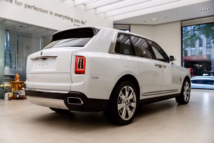 Rolls-Royce Cullinan được trang bị động cơ tăng áp kép V12 6.75 lít sản sinh công suất 563 mã lực và mô-men xoắn cực đại 850 Nm, kết hợp hộp số tự động ZF 8 cấp và hệ dẫn động 4 bánh toàn thời gian. Ngoài ra, xe còn có khả năng offroad đỉnh cao với cơ chế dẫn động AWD thay cho RWD trên các mẫu xe trước đây.