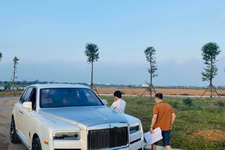 Không rõ giá xe Rolls-Royce Cullinan này là bao nhiêu nhưng chắn chắn nó cao hơn con số 33 tỷ đồng - giá bán khởi điểm của Cullinan chính hãng, vì "ông trùm" chuỗi cầm đồ F88 đã tậu xe từ đầu năm 2020 thông qua một công ty nhập khẩu tư nhân và được cho là khoảng hơn 40 tỷ khi lăn bánh.