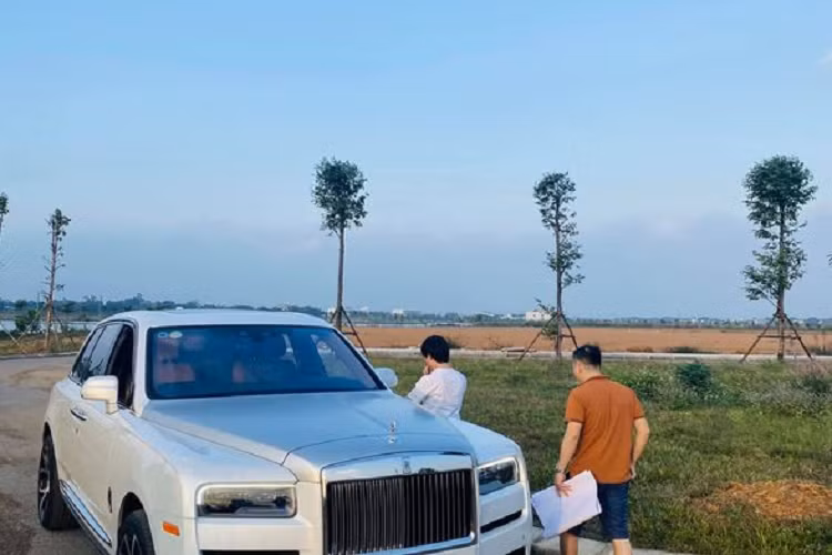 Không rõ giá xe Rolls-Royce Cullinan này là bao nhiêu nhưng chắn chắn nó cao hơn con số 33 tỷ đồng - giá bán khởi điểm của Cullinan chính hãng, vì "ông trùm" chuỗi cầm đồ F88 đã tậu xe từ đầu năm 2020 thông qua một công ty nhập khẩu tư nhân và được cho là khoảng hơn 40 tỷ khi lăn bánh.
