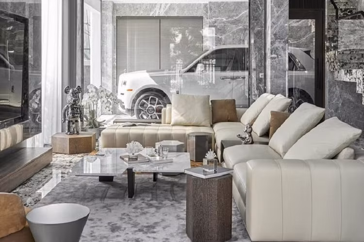 Cụ thể, gara để ôtô của căn biệt thự đã được đặt ngay cạnh phòng khách, chỉ ngăn cách bằng tấm kính trong suốt để chủ nhân hay khách đến nhà chơi dễ dàng nhìn ngắm SUV siêu sang Rolls-Royce Cullinan.