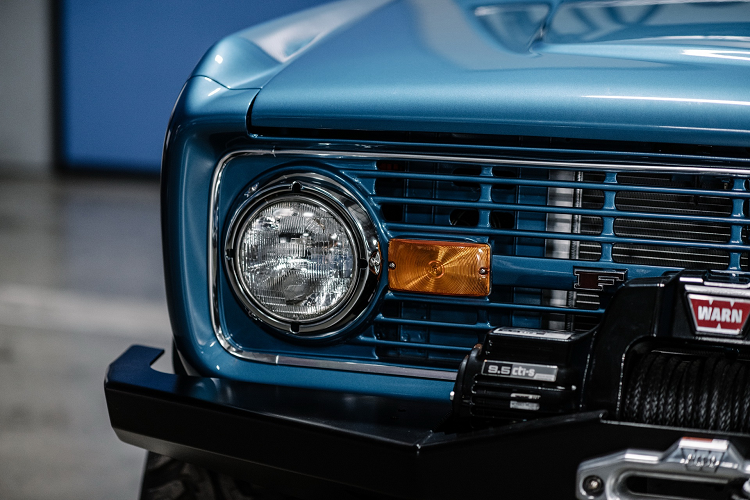 Nội thất vẫn không quá khác biệt so với nguyên bản, ghế trước thoải mái và cụm đồng hồ đo kỹ thuật số hình tròn đặc trưng.