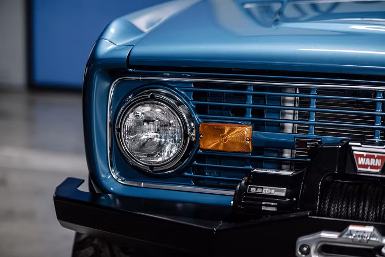 Nội thất vẫn không quá khác biệt so với nguyên bản, ghế trước thoải mái và cụm đồng hồ đo kỹ thuật số hình tròn đặc trưng.