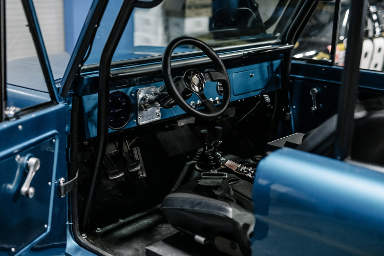 Bộ la-zăng Fuelie đi cùng với lốp địa hình chunky. Cản trước làm bằng thép, chắn bùn, tời và lồng chống lật cũng được nâng cấp. Xe được trang bị hệ thống treo hạng nặng và có cả bộ nâng.