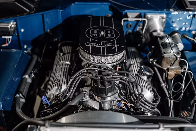 Ngoại hình của xe cũng được tân trang lại hoàn toàn. Chiếc Bronco đời 1972 có lớp sơn xanh lam, bên trong xe cũng được phối 2 màu xanh và đen. 