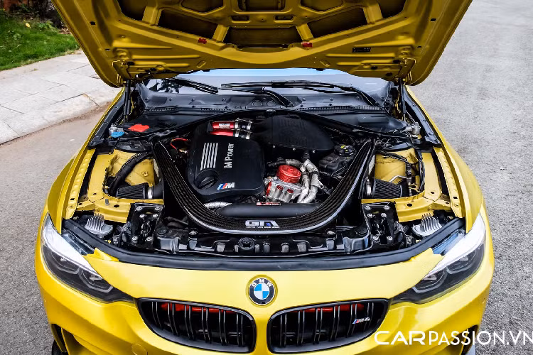 Trên thực tế, tất cả những chiếc BMW M4 F82 tại Việt Nam đều thuộc diện chính hãng và không mất quá nhiều thời gian để tìm được chủ nhân. Tuy nhiên, số lượng những chiếc M4 F82 về nước lại chỉ có thể đếm trên đầu ngón tay, điều này khiến cho không ít khách hàng gặp khó khăn khi muốn "tậu" về garage mẫu xe thể thao đến từ nước Đức này.