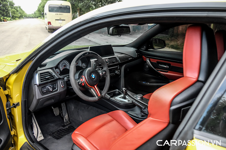 Ẩn phía sau là cùm phanh “hàng hiệu” của AP Racing với đĩa trước có đường kính 405 mm và đĩa sau 385 mm có giá khoảng 162 triệu. Ngoài ra, bên hông xe còn được trang bị ốp sườn được làm từ sợi carbon, trong khi đó nóc xe bằng sợi carbon là trang bị tiêu chuẩn trên BMW M4. Chưa hết, nắp nhiên liệu của xe cũng được thay thế với chi tiết làm từ vật liệu tương tự.