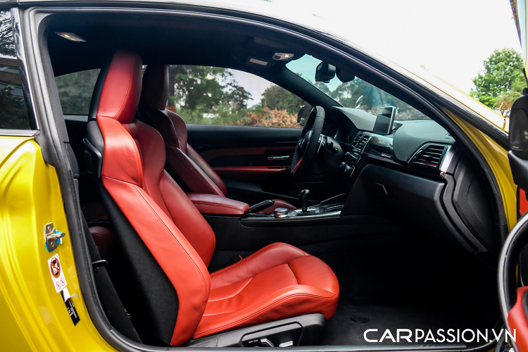 Cản sau của BMW M4 có thiết kế khỏe khoắn, đi cùng với đó là cụm đèn hậu LED nguyên bản được chủ xe nâng cấp lên đèn LCI đắt giá hơn. Phía sau xe được bổ sung thêm một cánh gió bằng sợi carbon đến từ thương hiệu AC Schnitzer trị giá khoảng 80 triệu, chi tiết này đóng vai trò quan trọng giúp gia tăng độ bám đường cho thân xe khi di chuyển ở tốc độ cao, kèm theo đó là bộ khuếch tán cũng bằng sợi carbon có khả năng điều hòa luồng không khí thoát ra từ gầm xe.