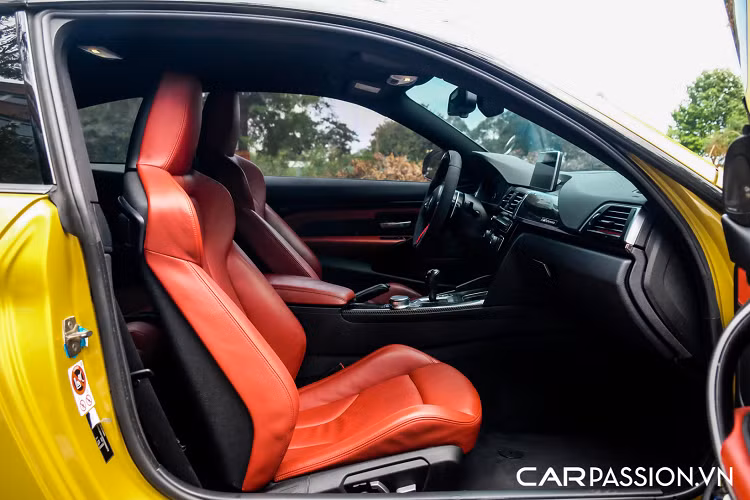 Cản sau của BMW M4 có thiết kế khỏe khoắn, đi cùng với đó là cụm đèn hậu LED nguyên bản được chủ xe nâng cấp lên đèn LCI đắt giá hơn. Phía sau xe được bổ sung thêm một cánh gió bằng sợi carbon đến từ thương hiệu AC Schnitzer trị giá khoảng 80 triệu, chi tiết này đóng vai trò quan trọng giúp gia tăng độ bám đường cho thân xe khi di chuyển ở tốc độ cao, kèm theo đó là bộ khuếch tán cũng bằng sợi carbon có khả năng điều hòa luồng không khí thoát ra từ gầm xe.