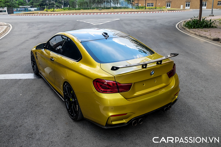 Mức giá xe BMW M4 F82 2016 hàng độc này được vị chủ nhân đưa ra là xấp xỉ 4 tỷ đồng, thấp hơn giá bán chính hãng vào năm 2016 khoảng 400 triệu nhưng đi kèm với gói nâng cấp trị giá lên tới hơn 1,5 tỷ đồng khiến cho chiếc coupe thể thao này trở thành một "món hời" trên thị trường xe cũ.