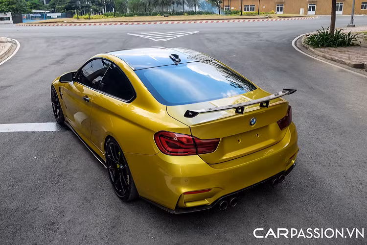 Mức giá xe BMW M4 F82 2016 hàng độc này được vị chủ nhân đưa ra là xấp xỉ 4 tỷ đồng, thấp hơn giá bán chính hãng vào năm 2016 khoảng 400 triệu nhưng đi kèm với gói nâng cấp trị giá lên tới hơn 1,5 tỷ đồng khiến cho chiếc coupe thể thao này trở thành một "món hời" trên thị trường xe cũ.