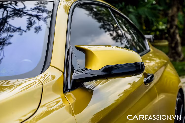 Vốn là một chiếc coupe 2+2, BMW M4 F82 sở hữu hàng ghế phía sau tương đối rộng rãi, ghế trước được thiết kế thể thao và ôm sát thân người ngồi. Điểm nhấn trong khoang nội thất chính là phần táp-pi cửa và ghế ngồi được bọc da Merino cao cấp với tông màu đỏ rượu vang đầy quyến rũ. BMW M4 được trang bị màn hình giải trí cỡ lớn cùng dàn âm thanh 16 loa Harman Kardon cao cấp. Có thể nói, khoang nội thất của chiếc M4 này vẫn còn ở tình trạng khá tốt sau thời gian dài sử dụng khi được chủ nhân chăm sóc và vệ sinh thường xuyên.