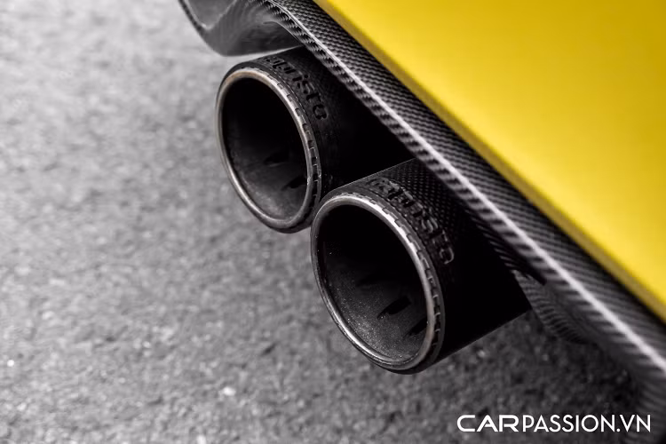 Khu vực vè trước có sự xuất hiện một khe thoát khí nhỏ, chủ nhân của chiếc M4 F82 này đã thay thế bộ mâm 437M “zin” bằng bộ mâm 763M 5 chấu kép, tương tự chi tiết trên phiên bản BMW M4 CS. Đi cùng với bộ mâm mới là bộ lốp chuyên dụng để vận hành trong trường đua Michelin Pilot Sport Cup 2, tổng giá trị của 2 chi tiết trên là 8.000 USD, tương đương gần 190 triệu đồng.