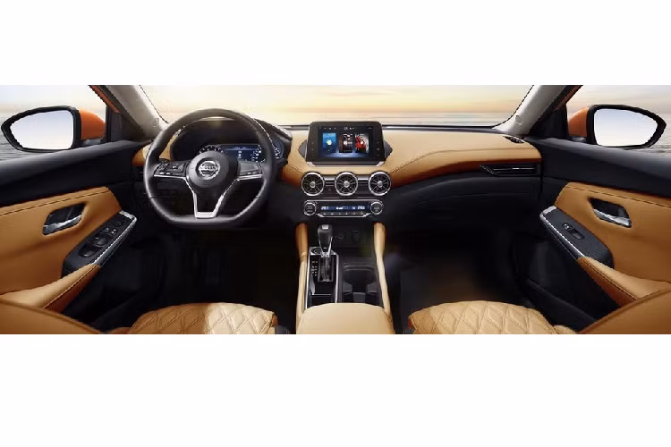 Vòng ra phía sau, chúng ta sẽ bắt gặp cụm đèn hậu với thiết kế tổng thể giữ nguyên như cũ. Tuy nhiên, tạo hình bên trong đèn hậu đã được làm mới. Đặc biệt, trên cửa cốp sau của xe còn có logo "e-Power", ám chỉ hệ truyền động hybrid của xe. "Trái tim" của Nissan Sylphy e-Power 2022 tại Trung Quốc nhiều khả năng là hệ truyền động hybrid e-Power, kết hợp động cơ xăng 3 xi-lanh, dung tích 1.2L và mô-tơ điện do hãng Dongfeng sản xuất.