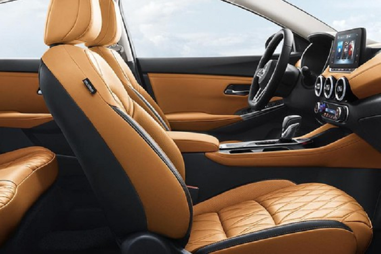 Do liên doanh Dongfeng Nissan sản xuất tại Trung Quốc, Sylphy e-Power 2022 được bổ sung thiết kế đầu xe cải tiến. Tại đây, chúng ta sẽ bắt gặp lưới tản nhiệt V-Motion với 2 viền mạ crôm bao quanh. Mắt lưới của lưới tản nhiệt được đan dạng mắt cáo theo phong cách giống người anh em Nissan Note e-Power. Logo của hãng Nissan được đặt cao trên lưới tản nhiệt, bên dưới là giá lắp biển số.