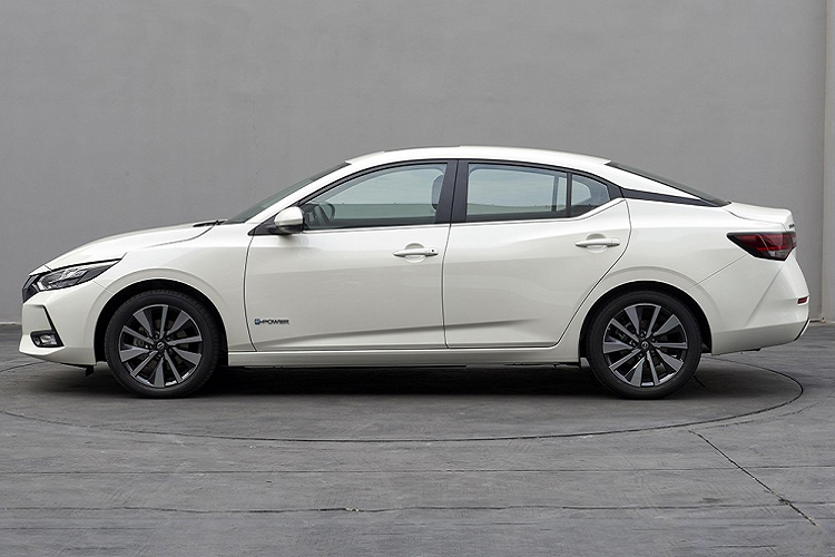 Ngay cả kích thước của Nissan Sylphy e-Power 2022 cũng không có gì thay đổi so với bản thường. Xe vẫn sở hữu chiều dài 4.649 mm, chiều rộng 1.815 mm, chiều cao 1.445 mm và chiều dài cơ sở 2.712 mm. Giá xe Nissan Sylphy e-Power 2022 hiện vẫn được giữ kín. Khi có mặt trên thị trường, Nissan Sylphy e-Power 2022 sẽ cạnh tranh với Honda Civic và Mazda3.