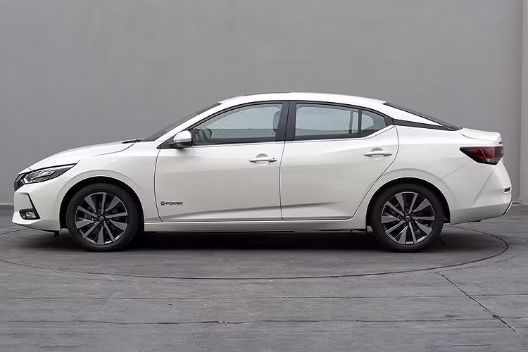 Ngay cả kích thước của Nissan Sylphy e-Power 2022 cũng không có gì thay đổi so với bản thường. Xe vẫn sở hữu chiều dài 4.649 mm, chiều rộng 1.815 mm, chiều cao 1.445 mm và chiều dài cơ sở 2.712 mm. Giá xe Nissan Sylphy e-Power 2022 hiện vẫn được giữ kín. Khi có mặt trên thị trường, Nissan Sylphy e-Power 2022 sẽ cạnh tranh với Honda Civic và Mazda3.