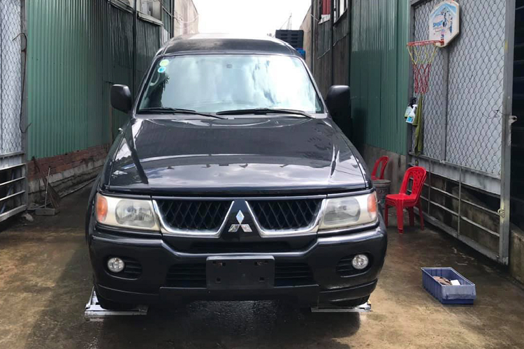 Có thể nói, số lượng xe SUV Mitsubishi Nativa đời khoảng 2005 này khá hiếm tại Việt Nam. Xe thuộc thế hệ thứ 1, được sản xuất trong giai đoạn từ năm 1996 – 2008. Khả năng , chiếc Nativa này được nhập khẩu từ thị trường Trung Đông.