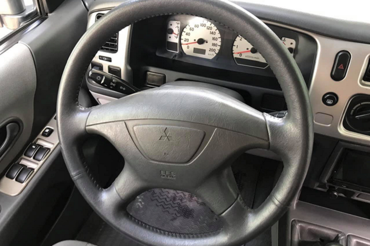 Ngoại thất Nativa đời 2005 thiết kế đậm chất SUV. Khi nhìn từ phía sau, cụm đèn hậu của xe gợi nhớ đến phong cách của mẫu Land Cruiser Prado đời cũ.