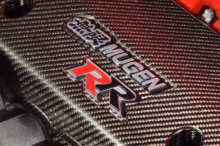 Hệ thống treo điều chỉnh 5 hướng, mâm xe Mugen 18 inch đi kèm với lốp Bridgestone, rô-tơ phanh có rãnh và bộ vị sai hạn chế trượt.