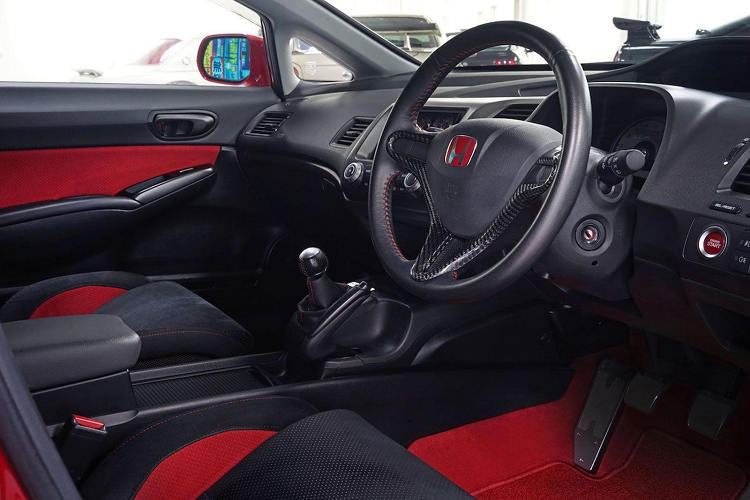 Bên trong, nội thất của chiếc Mugen RR nổi bật với ghế thể thao Recaro, cần số núm tròn, cụm điều khiển do Mugen thiết kế riêng.