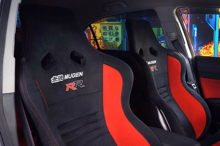 Giá xe Honda Civic Type R cũ hơn 127.000 USD (khoảng 2,92 tỷ đồng) được cho là khá cao đối với mẫu xe thể thao phổ thông, nhưng với những nâng cấp cùng đời xe đã cũ, chiếc Civic Type R 2007 này mang giá trị sưu tầm cao.