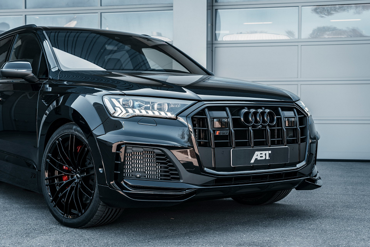 ABT vẫn giữ lại kiểu dáng đặc trưng của Audi SQ7 hiệu năng cao như cụm đèn pha phía trước thiết kế mỏng với dãy đèn DRL chạy bên dưới. Khách hàng của Audi có thể lựa chọn kiểu đèn pha HD Matrix hoặc Laserlight tùy theo sở thích.