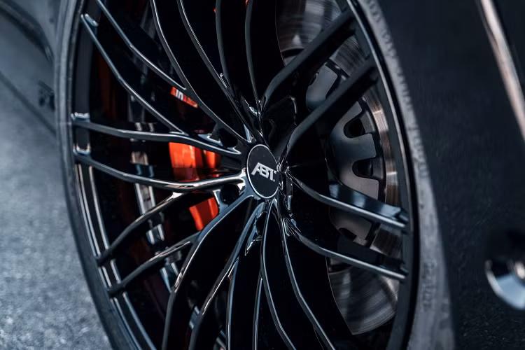 Bộ mâm nguyên bản được thay bằng mâm khóa trung tâm ABT 22 inch, bọc bên ngoài là bộ lốp đến từ thương hiệu Continental. Kẹp phanh phía trong được sơn màu đỏ tạo điểm nhấn cho chiếc xe.