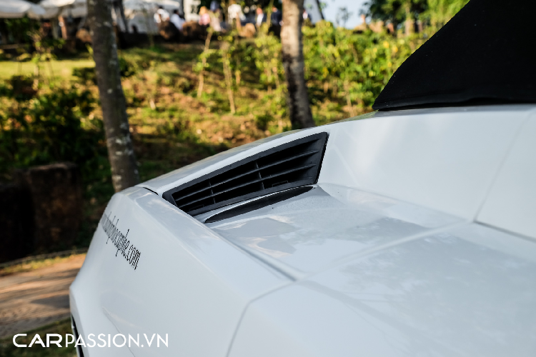 Nguyên bản xe sở hữu lớp sơn màu trắng Bianco Monocerus khá tinh tế, tuy nhiên đã được Tập đoàn cà phê Trung Nguyên Legend dán decal đen mờ một số chi tiết để tạo điểm nhấn, bao gồm : líp trước, gương chiếu hậu và ốp sườn hai bên. Ở vị trí hốc bánh sau là dòng chữ “LP560-4”, trong đó “LP” là viết tắt của Longitudinale Posteriore, có nghĩa là động cơ đặt dọc ở phía sau trong tiếng Ý, “560” tượng trưng cho sức mạnh của khối động cơ V10 và con số “4” ám chỉ xe sử dụng hệ dẫn động 4 bánh.