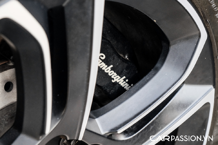 Vì là phiên bản mui xếp nên Gallardo Spyder được trang bị phần mui bọc vải, khác biệt với phần lớn các mẫu siêu xe sử dụng mui xếp cứng trên thị trường hiện nay. Cơ chế đóng mở mui trên "siêu bò" gồm một bơm thủy lực và 6 xy lanh cùng một mô-tơ điện để thực hiện công đoạn này trong khoảng thời gian 20 giây. Nắp động cơ bằng kính trong suốt trên bản coupe cũng bị thay thế bằng nắp máy dạng kín với các khe thoát khí.