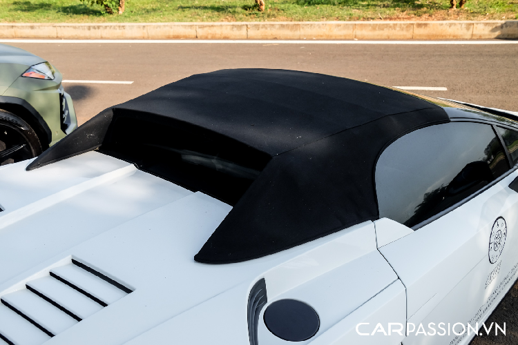 Bệ bước chân khắc chữ "Gallardo", bảng táp-lô phía ghế phụ đính chữ "Lamborghini" và các nút bấm trong cabin được lấy cảm hứng từ chi tiết trên những mẫu chiến đấu cơ. Cụm điều khiển trung tâm có các nút bấm lựa chọn giữa 3 chế độ lái khác nhau, bao gồm : Auto, Sport và Corsa.