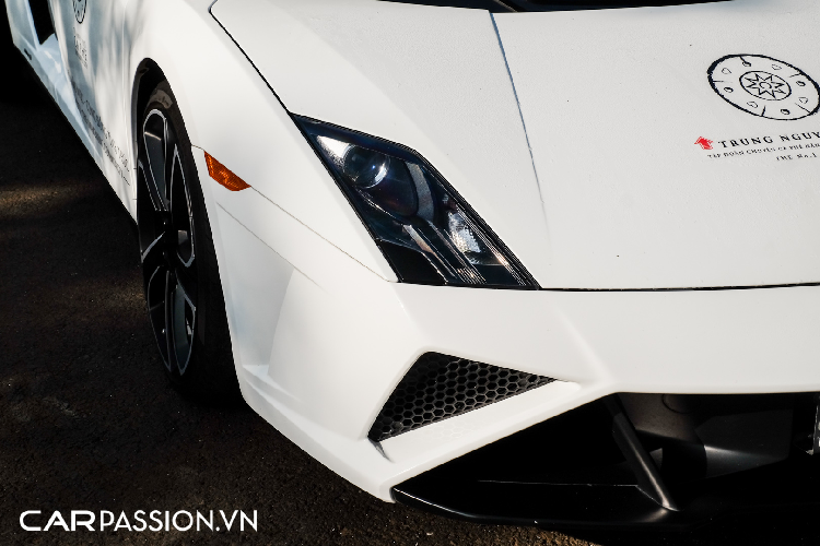 Phiên bản mui trần Gallardo Spyder này thuộc đời 2013, tức rơi vào dịp kỉ niệm 50 năm thành lập thương hiệu siêu xe nước Ý Lamborghini nên xe được trang bị thêm logo khắc số 50 đặt ở cuối cột A. Tương tự bản coupe, Lamborghini Gallardo Spyder LP560-4 Facelift có một số sự thay đổi về mặt thiết kế, cản trước có tạo hình hầm hố với những đường cắt xẻ, tập trung vào việc cải thiện yếu tố khí động học.