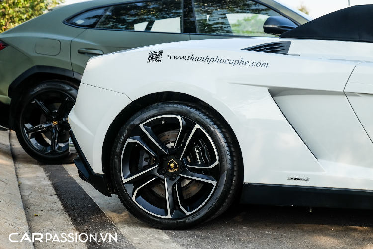 Bộ mâm mà chiếc Gallardo Spyder độc nhất Việt Nam sử dụng có tên gọi là Apollo, chi tiết này có đường kính 19 inch, sơn đen mờ và bề mặt được phay kim cương độc đáo. Ẩn phía sau là cùm phanh Lamborghini sơn đen bóng và đĩa phanh thép.