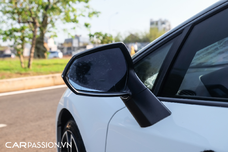 Cản sau có thiết kế sắc sảo hơn, điểm nhấn là cụm đèn hậu hình xương cá đẹp mắt. Logo "Lamborghini" đặt ở vị trí trung tâm, bộ khuếch tán với nhiều khe chia gió và hệ thống ống xả gồm 4 chụp xả chia đều cho hai bên đuôi xe là các đặc điểm đáng chú ý nhất. Ngoài ra, sự xuất hiện của một cánh gió nhỏ chỉnh điện thông qua nút bấm đặt bên trong cabin có tác dụng làm tăng độ bám đường cho thân xe khi vận hành ở tốc độ cao.