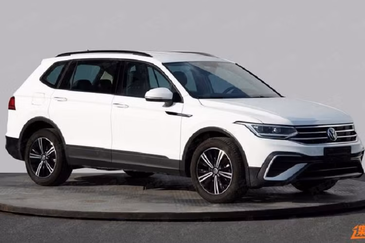 Về truyền động, Tiguan Allspace mới vẫn sẽ sử dụng tùy chọn động cơ như cũ gồm 110TSI FWD, 132TSI 2 AWD, 140TDI AWD và 162TSI AWD. Chiếc SUV 7 chỗ được lên kế hoạch bắt đầu bán ra tại châu Âu và Bắc Mỹ vào quý III/2021. Mức giá xe Volkswagen Tiguan Allspace 2021 vẫn còn là một ẩn số.