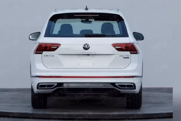 Ngoài ra, đèn hậu cũng được làm lại với yếu tố chiếu sáng mới, phía sau xe có huy hiệu Tiguan L (tên gọi của Tiguan Allspace tại Trung Quốc) đặt dưới logo VW và cản sau tinh chỉnh.