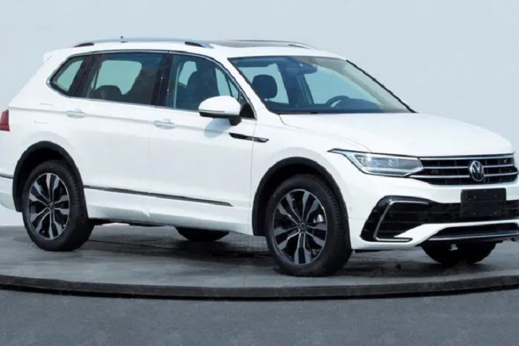 Dự kiến ra mắt thế giới vào mùa hè này nhưng Volkswagen Tiguan Allspace 2021 mới bản facelift vừa bị rò rỉ diện mạo trên trang VWNewsBlog. Nhìn chung, Tiguan Allspace có thiết kế giống như bản Tiguan 5 chỗ mới đã trình làng hồi cuối năm ngoái.