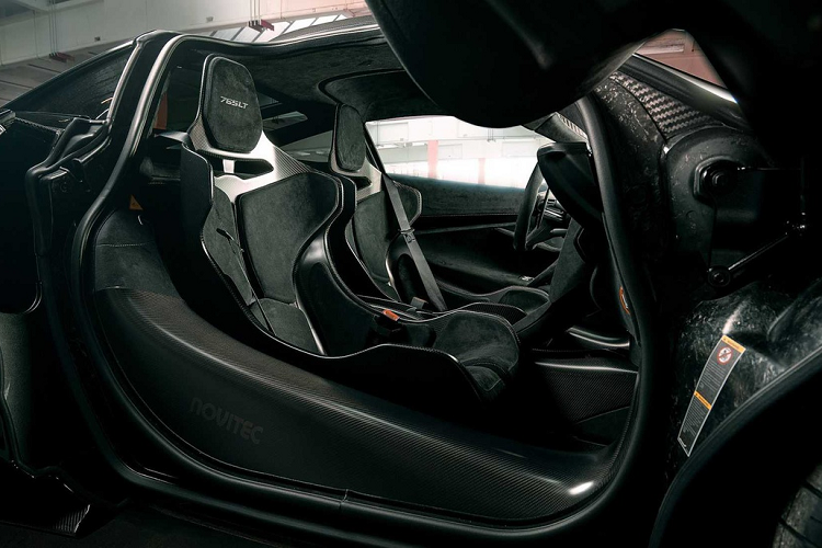 Khoang lái của mẫu siêu xe được giữ nguyên thiết kế với 2 ghế ngồi thể thao và bảng tablo bất đối xứng. Novitec đồng thời cung cấp tùy chọn nâng cấp nội thất với da Alcantara và trang trí carbon.