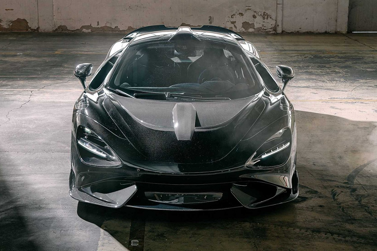 Bên cạnh sức mạnh mới, Novitec còn bổ sung cho 765LT hệ thống ống xả thể thao Inconel có âm thanh uy lực hơn. Trên mui xe xuất hiện thêm chi tiết "đường hầm gió" đóng vai trò tăng tính khí động học cho bản độ của McLaren 765LT.