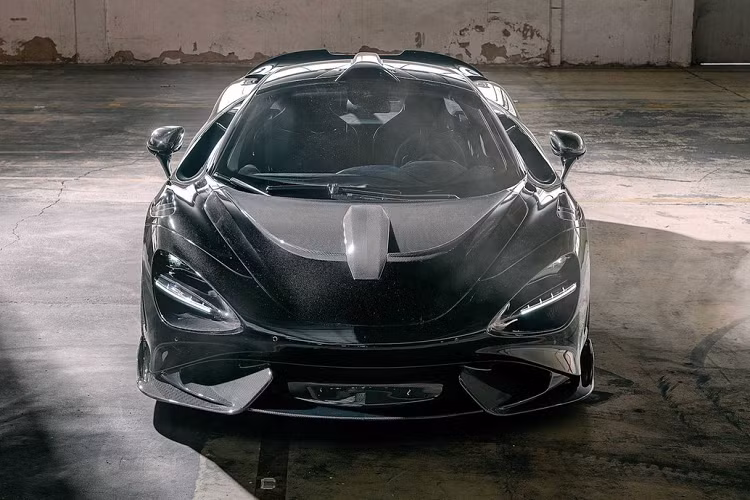 Bên cạnh sức mạnh mới, Novitec còn bổ sung cho 765LT hệ thống ống xả thể thao Inconel có âm thanh uy lực hơn. Trên mui xe xuất hiện thêm chi tiết "đường hầm gió" đóng vai trò tăng tính khí động học cho bản độ của McLaren 765LT.