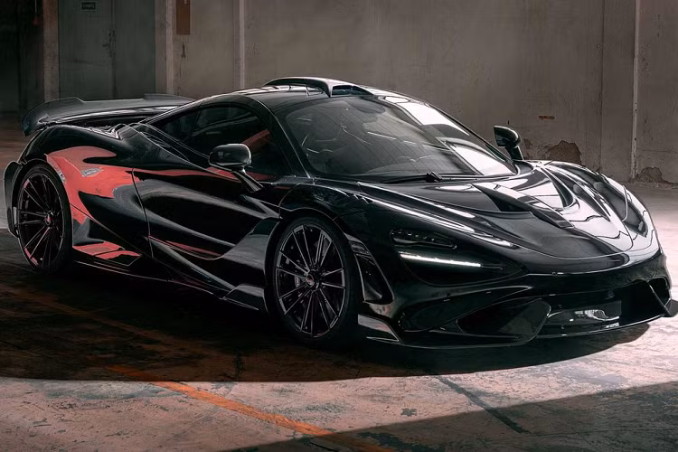 Được xem là biến thể mạnh hơn và nhẹ hơn "người anh em" 720S, siêu xe McLaren 765LT hướng đến việc vận hành trong trường đua với động cơ tăng áp kép V8 4.0L có công suất 755 mã lực, mô-men xoắn 800 Nm. Tuy nhiên, hiệu suất của chiếc supercar vẫn có thể được cải thiện thông qua các gói nâng cấp của Novitec.