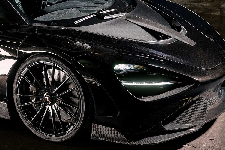 Nằm trong gói nâng cấp của Novitec, McLaren 765LT độ khủng này được thay mới nắp ca-pô, cánh hướng bên hông, hốc hút gió hay ốp đèn chiếu sáng làm từ vật liệu carbon giúp giảm khối lượng. Bên cạnh đó, khách hàng có thể yêu cầu trang trí mạ vàng 9999 cho cụm ống xả và tùy chọn 72 màu sơn cho la-zăng.