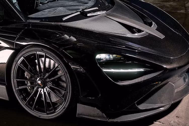 Nằm trong gói nâng cấp của Novitec, McLaren 765LT độ khủng này được thay mới nắp ca-pô, cánh hướng bên hông, hốc hút gió hay ốp đèn chiếu sáng làm từ vật liệu carbon giúp giảm khối lượng. Bên cạnh đó, khách hàng có thể yêu cầu trang trí mạ vàng 9999 cho cụm ống xả và tùy chọn 72 màu sơn cho la-zăng.