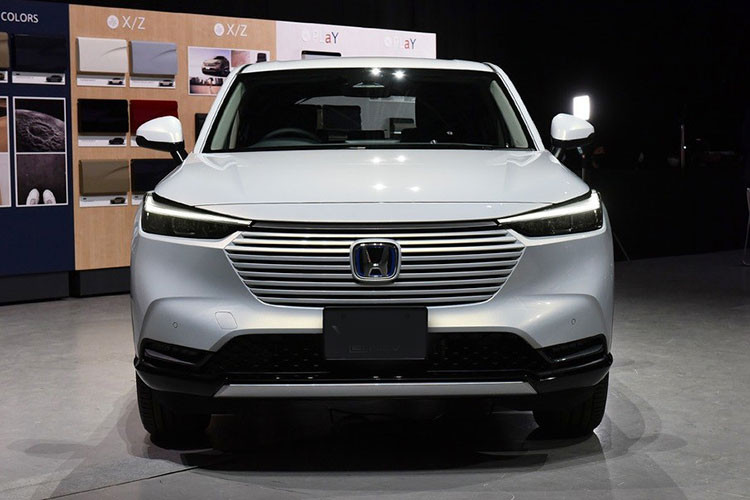 Mức giá xe Honda HR-V 2021 chưa được công bố chính thức tại thị trường Singapore. Sau khi ra mắt đảo quốc sư tử, Honda HR-V thế hệ mới sẽ tiếp tục có mặt tại các thị trường Đông Nam Á khác như Malaysia và rất có thể là cả Việt Nam.